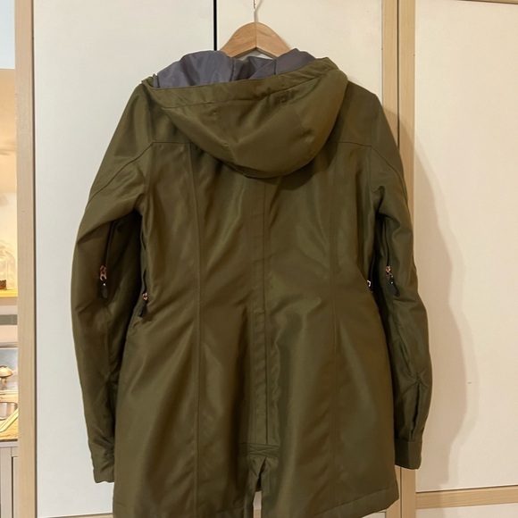 Firefly coat that  is beautiful and like new. Fits beautifully. Functional. - Picture 4 of 6